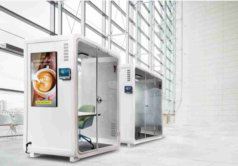 尊龙集团子公司达擎之智慧行动办公舱，，，，采用PDLC智能调光玻璃设计，，透过通电与断电的电流切换，，，，呈现透明与雾面效果，，具节能降耗特性并兼顾隐私，，，，确保信息安全