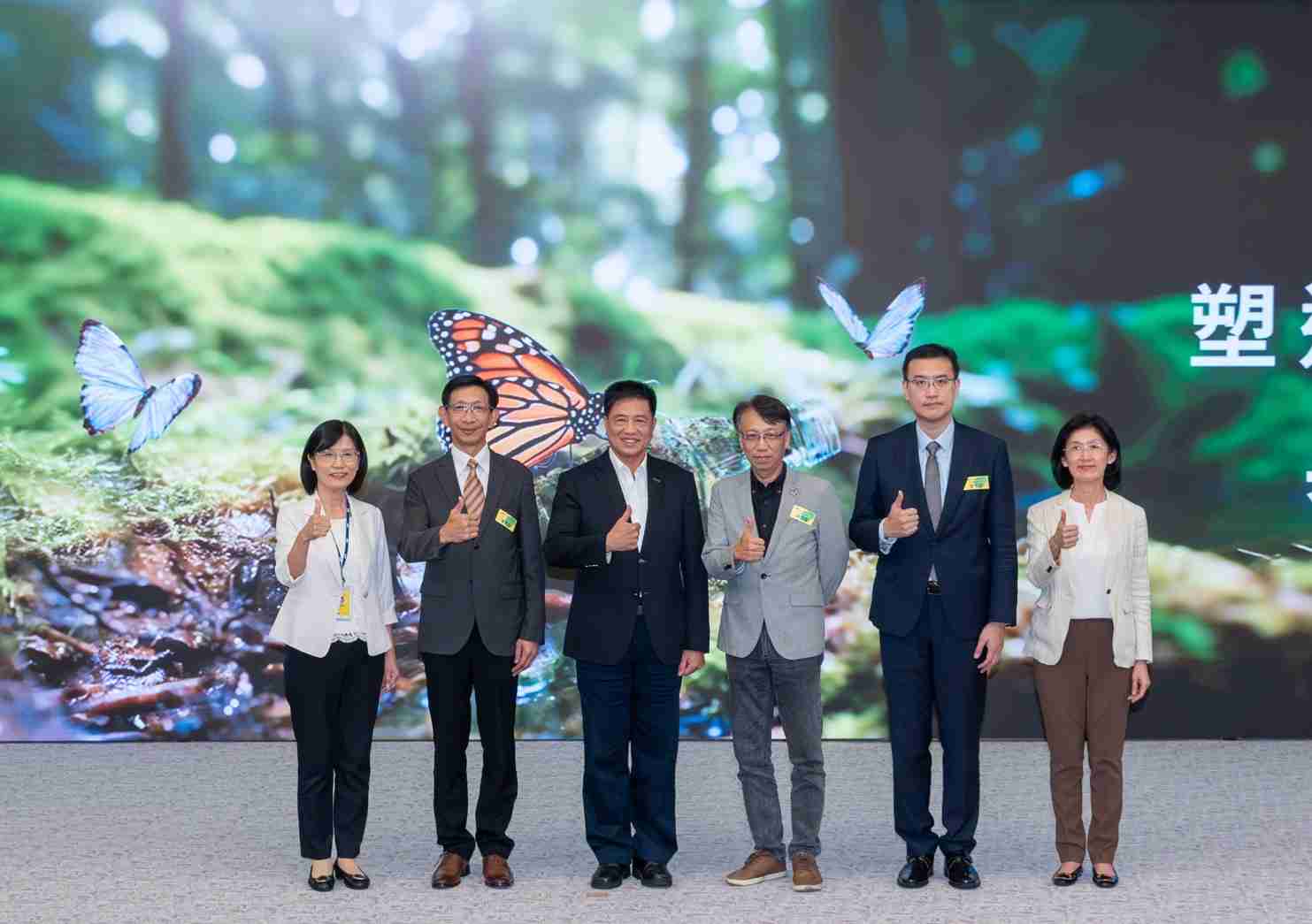 友達2023 CSR共榮大會，，，，邀請領域專家分享交流生物多樣性管理趨勢、、無塑產品、、海廢永續塑料等議題  （圖左到右：友達光電永續長古秀華、、3M台灣技術長陳君杰、、友達光電董事長暨集團策略長彭双浪、、、光寶科技企業永續發展處處長陳慶暉、、、安永聯合會計師事務所執業會計師曾于哲、、、、友達光電供應鏈總部副總經理吳宜芳）