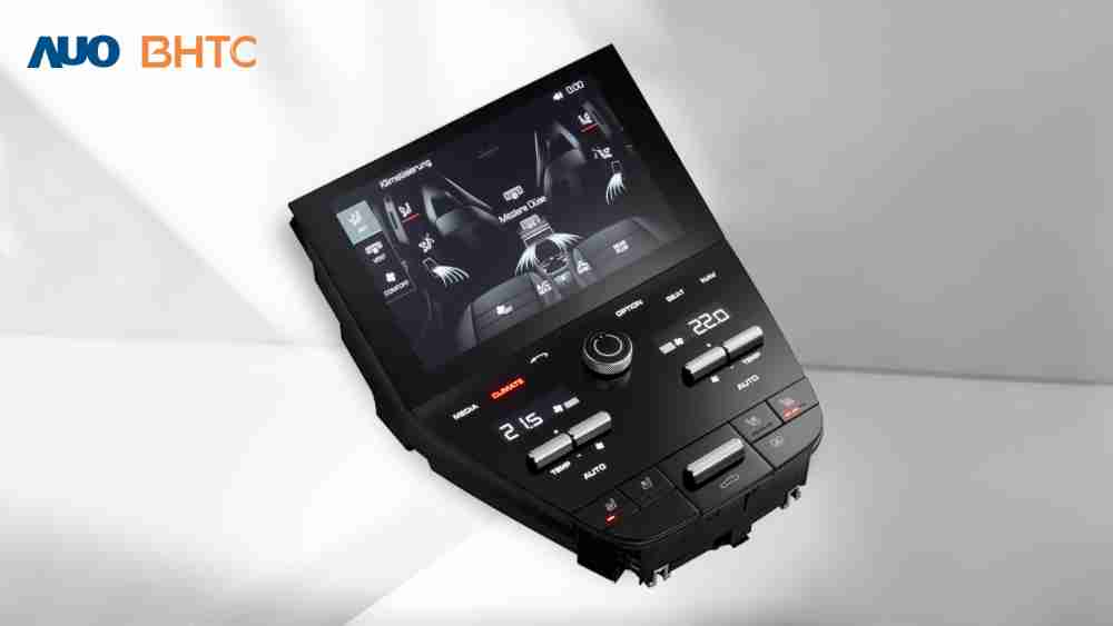 作為友達新生力軍，，，BHTC所展示的中央與後座鞍部的Display HMI產品，，可處理多區恆溫控制、、、、顯示畫面，，，呈現仿真3D車室分區；以力傳感技術精準傳遞觸感，，並結合音量及震動反饋，，，，防止意外啟動，，提供使用者自然流暢、、、、直觀且輕鬆駕馭的舒適介面