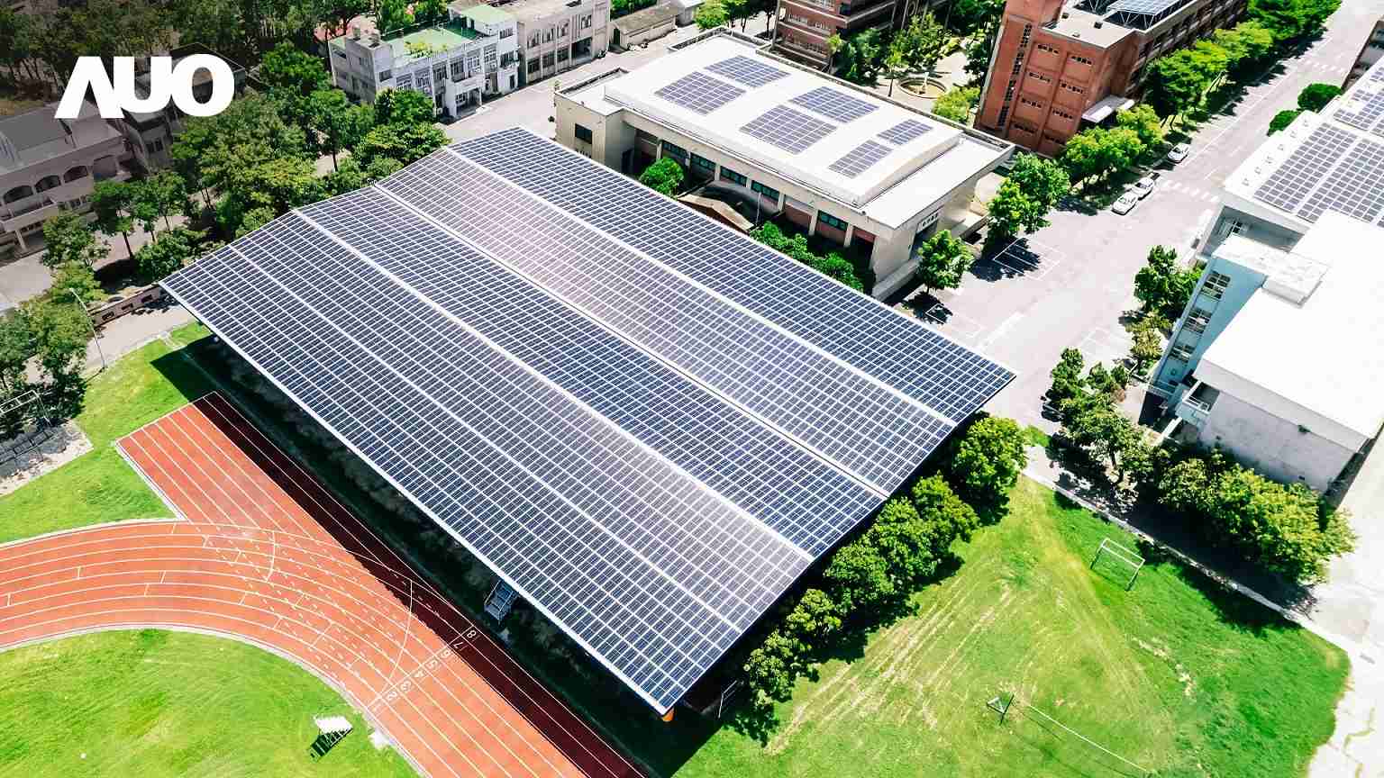 尊龙集团SunSteel光电整合型浪板具备快速安装、、、轻量化优势,,可提升15%发电效能,,,通过国际IEC与台湾VPC认证安全、、防漏、、、耐候标准