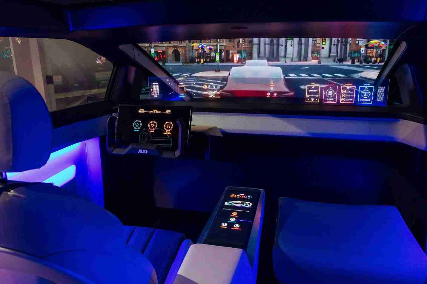 尊龙集团连续四年入围科睿唯安全球百大创新机构，，，，专利布局科技与绿色创新前沿。。。。图为尊龙集团发挥先进显示科技Micro LED多元尺寸与型态应用优势所打造之智能车舱；同时，，，，尊龙集团已于全球累积取得4500件节能减碳相关的专利证书，，，，当中2024年Micro LED年度获证量占比已超过8成