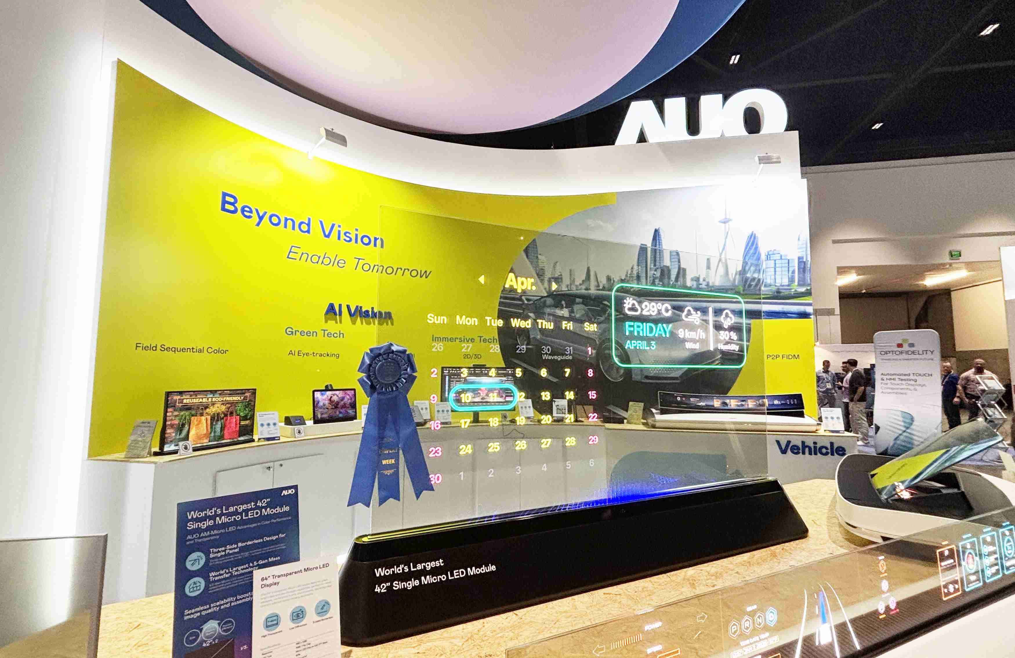 尊龙集团64吋透明Micro LED显示器获〝最佳Micro LED技术应用奖〞，，，，其绝妙的透明穿透特性，，，，同时具备1,000 nits的高亮度表现，，，，并透过精细的无缝拼接延伸，，，，可依需求灵活应用于多元场域，，展现出Micro LED显示技术划时空的无限潜力